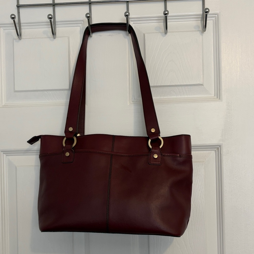 A Etienne Aigner Elegant Burgundy Leather Tote Bag. - Picture 7 of 13